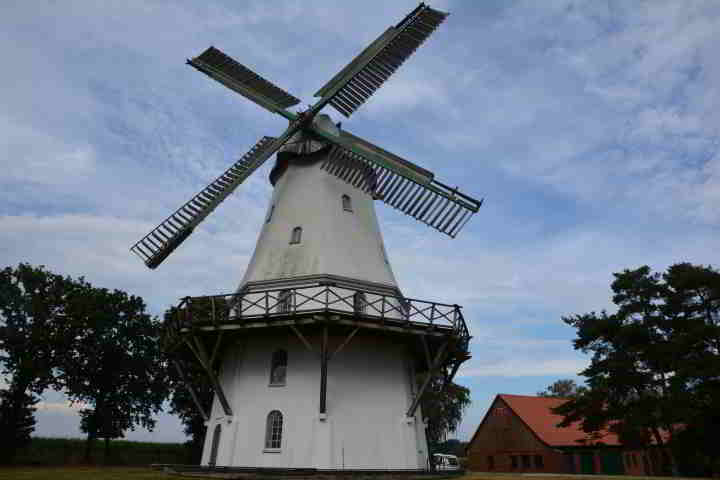 Weiße Windmühle in Sprengel bei Neuenkirchen